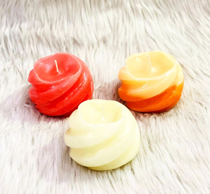 Round curvey fragrance candle